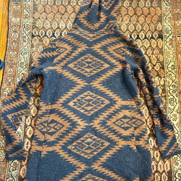Geometric Patterned Hooded Sweater - Picture 5 of 6